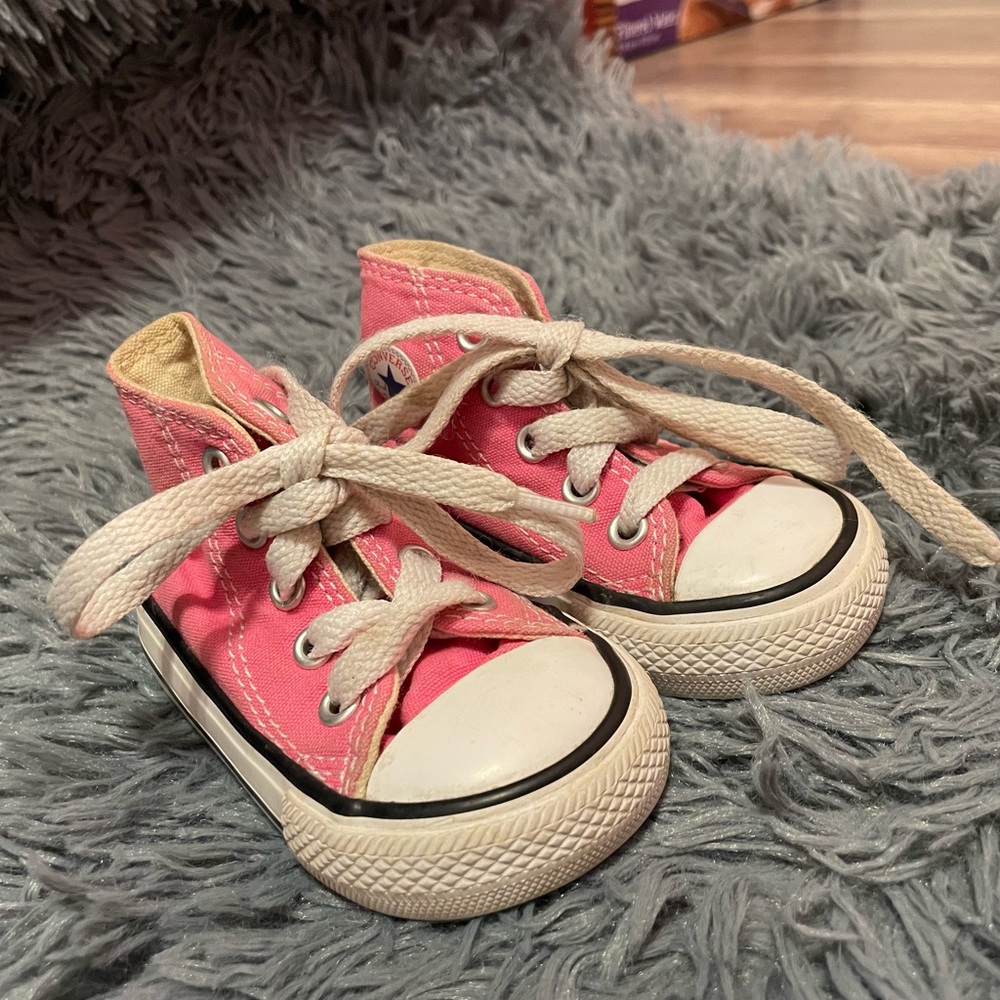 Pink converse - Picture 2 of 3